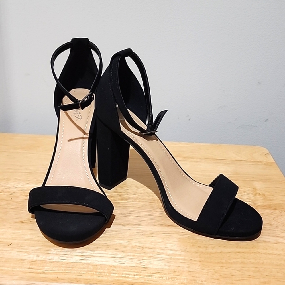 Sz 9 Y-Not? Shinier High- Heel Block Sandals